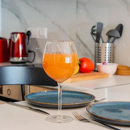 Beautiful One Bedroom Apartment, 186 Meters To Beach, Location Next To Cafes & Bars شقة ليماسول