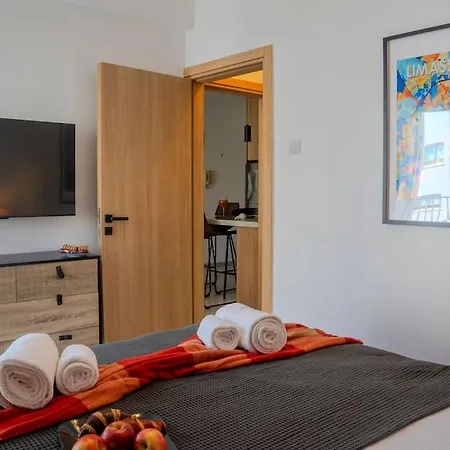 Beautiful One Bedroom Apartment, 186 Meters To Beach, Location Next To Cafes & Bars * ليماسول