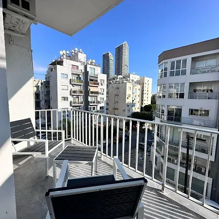 Beautiful One Bedroom Apartment, 186 Meters To Beach, Location Next To Cafes & Bars Appartement *