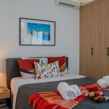 Beautiful One Bedroom Apartment, 186 Meters To Beach, Location Next To Cafes & Bars *