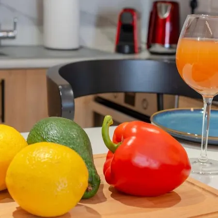 Beautiful One Bedroom Apartment, 186 Meters To Beach, Location Next To Cafes & Bars Apartment *